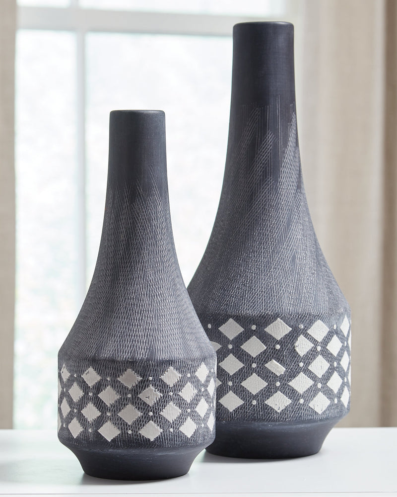 Dornitilla Black/White Vase (Set Of 2)