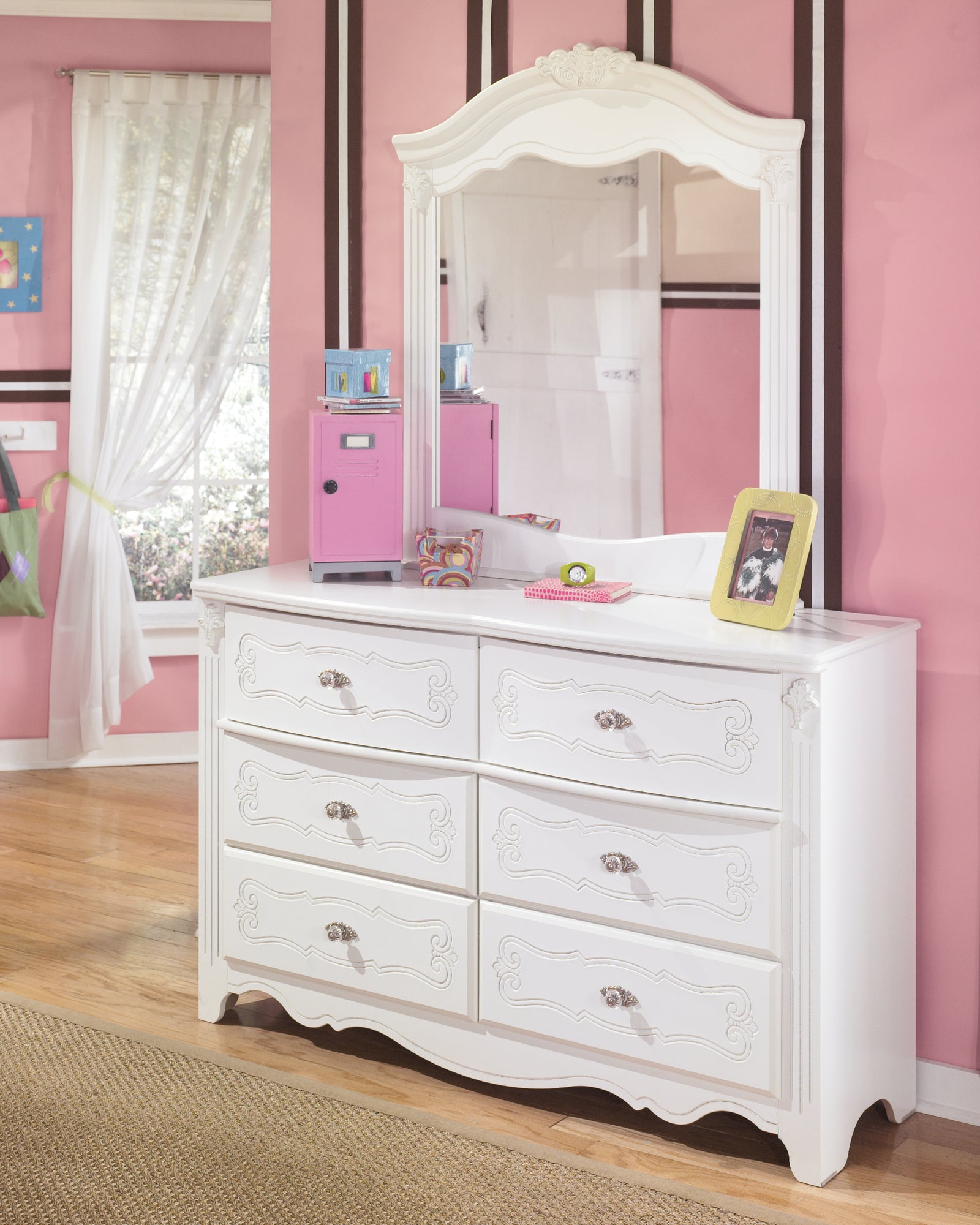 Exquisite White Dresser And Mirror